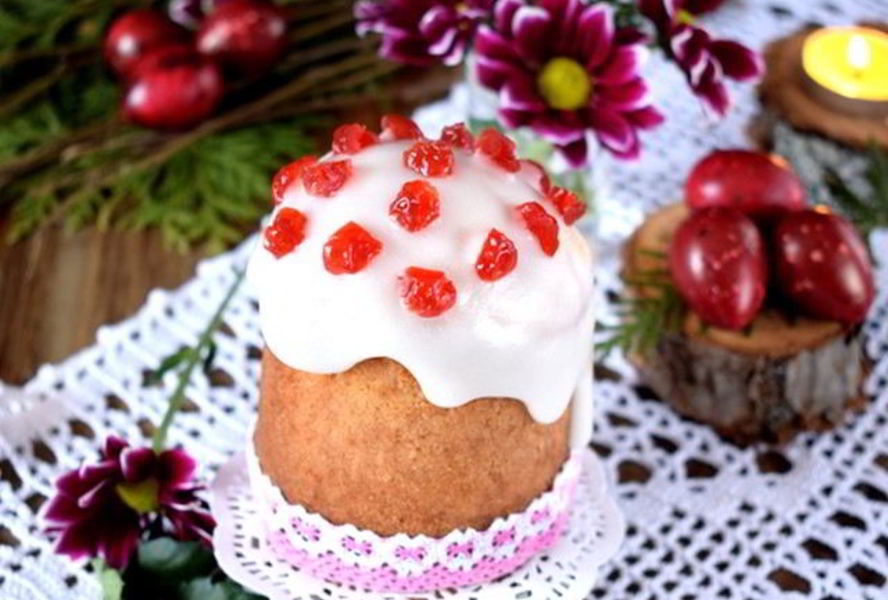Пасхальный кулич с вишней