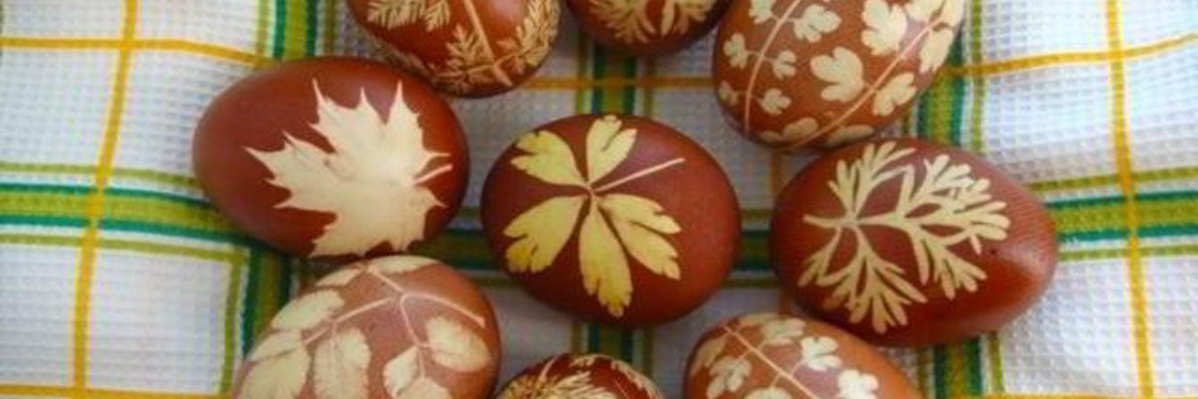Пасхальные крашеные яйца