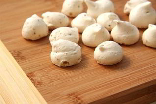 Пасхальные меренги с орехами пекан