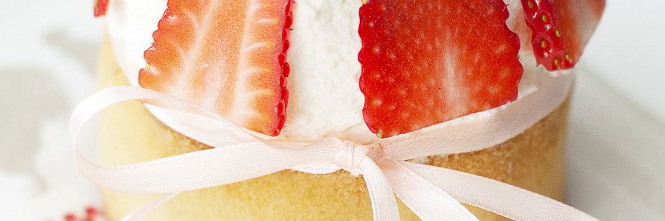 Ванильный пасхальный кулич с ягодами