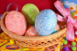 Яйца пасхальные окрашенные цветным рисом