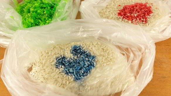 ШАГ 2. яйца пасхальные окрашенные цветным рисом