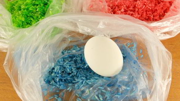 ШАГ 3. яйца пасхальные окрашенные цветным рисом