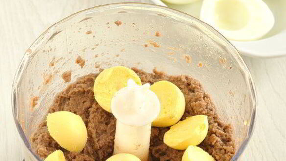 ШАГ 7. закуска с куриной печенью пасхальные яйца