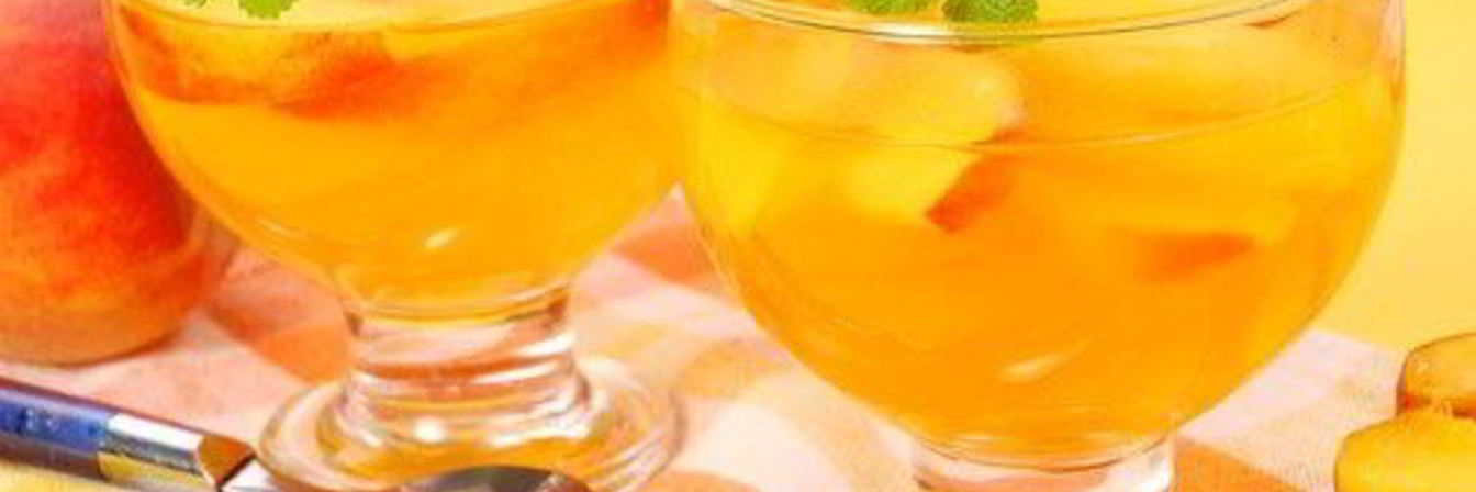 Персики в желе из шампанского и базилика