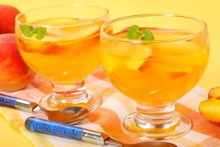 Персики в желе из шампанского и базилика