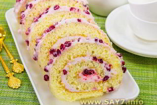 Бисквитный рулет с брусничным суфле