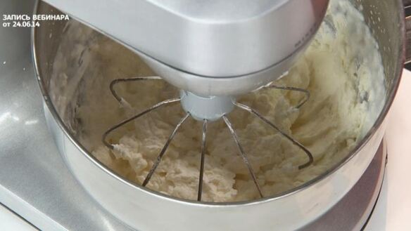 ШАГ 4. миндальный бисквит под ягодным суфле