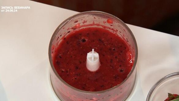 ШАГ 5. миндальный бисквит под ягодным суфле