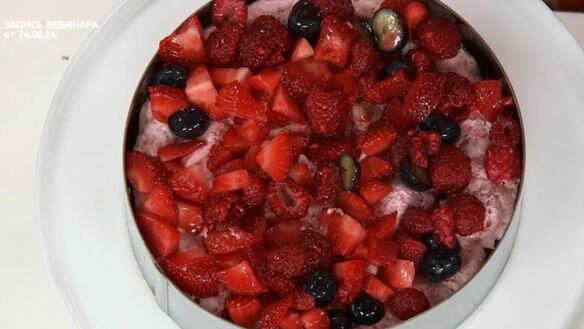 ШАГ 8. миндальный бисквит под ягодным суфле