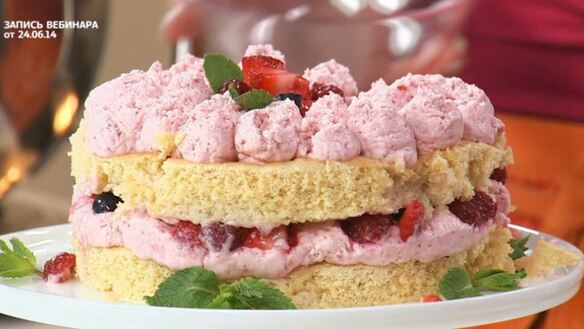 ШАГ 10. миндальный бисквит под ягодным суфле