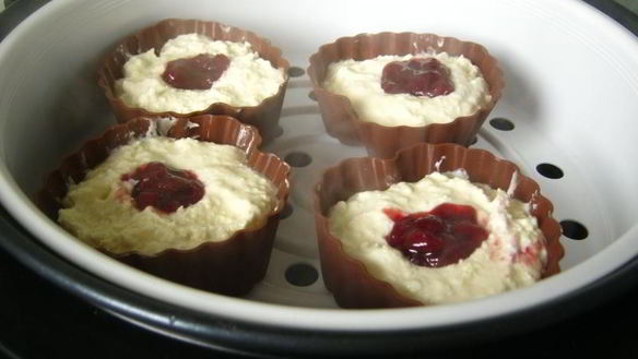 ШАГ 8. паровое творожное суфле с вишневым конфитюром