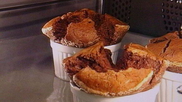 ШАГ 9. шоколадное суфле под кофейным сабайоном с пряным кумкватом