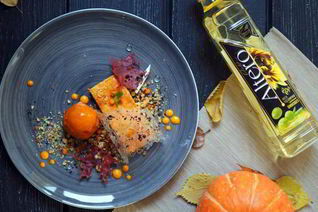 Суфле из тыквы, медовый крамбл, облепиховые сорбет и ганаш