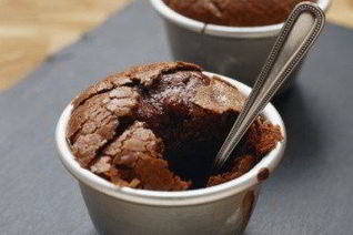 Теплое шоколадное суфле с фисташковым мороженым