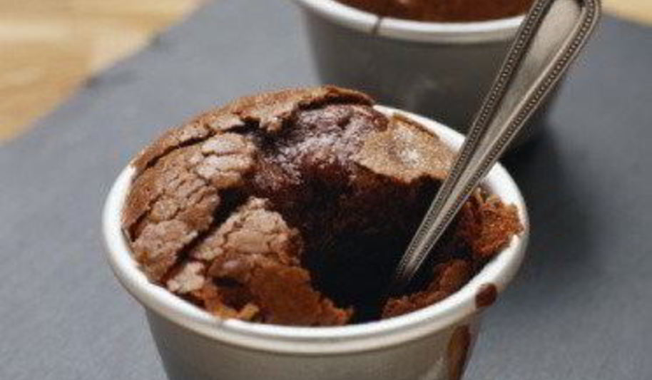 Рецепт теплое шоколадное суфле с фисташковым мороженым