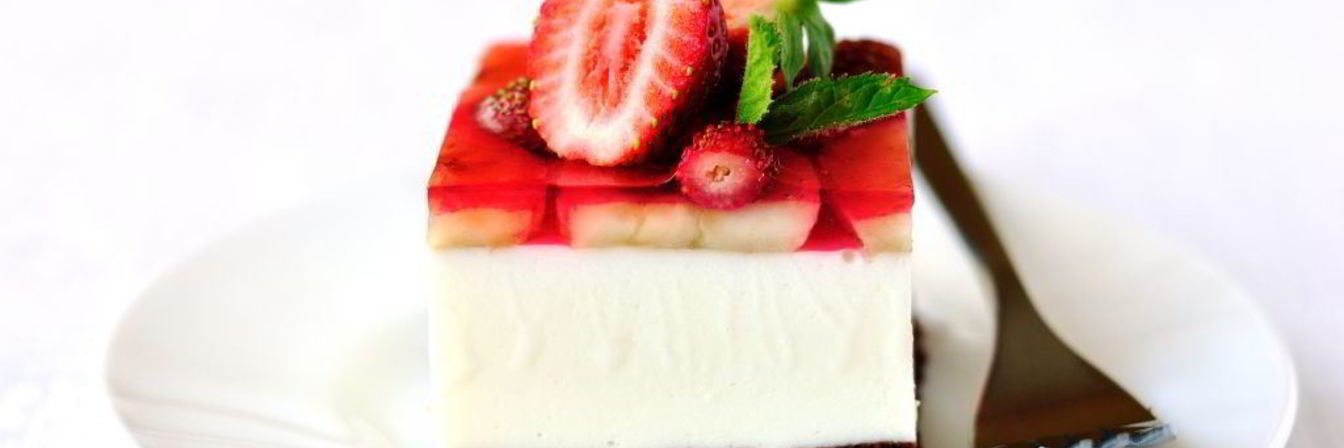 Торт-суфле с клубникой и бананами