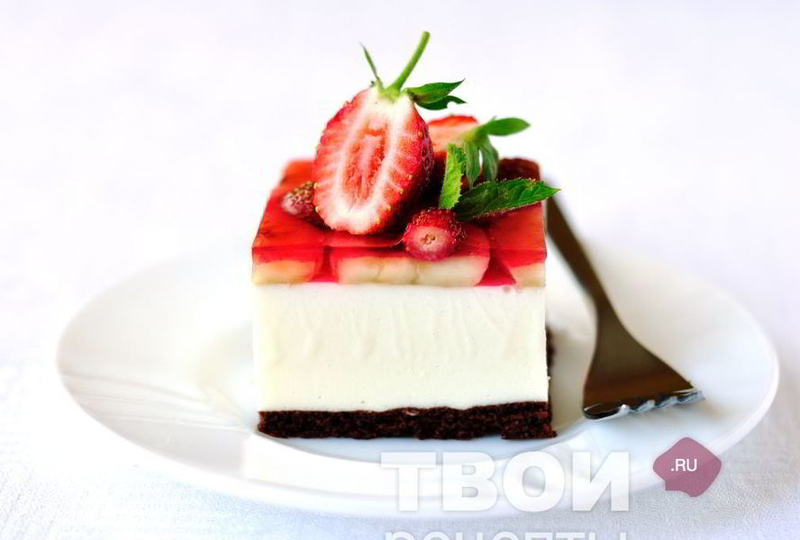 Торт-суфле с клубникой и бананами