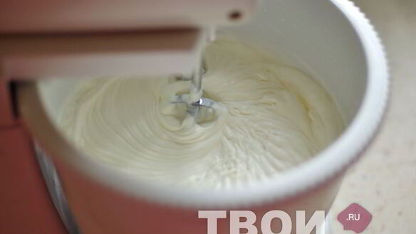 ШАГ 5. торт-суфле с клубникой и бананами