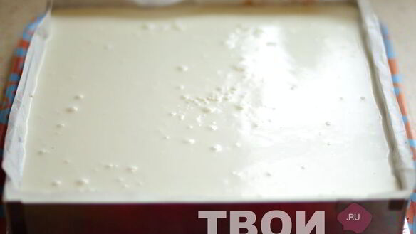 ШАГ 8. торт-суфле с клубникой и бананами