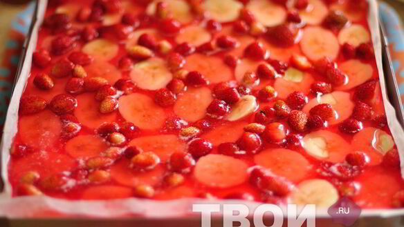 ШАГ 10. торт-суфле с клубникой и бананами