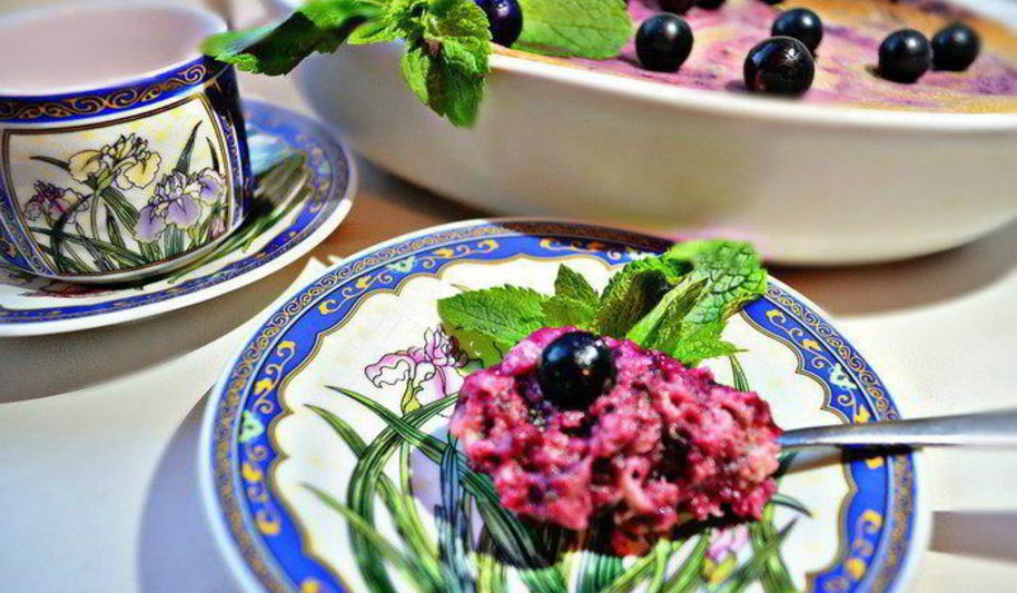 Рецепт творожное суфле с черной смородиной