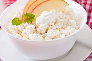 Творог с фруктом и медом