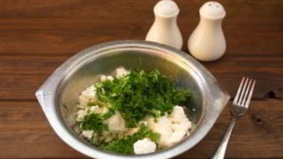 ШАГ 2. творог с зеленью и огурцом