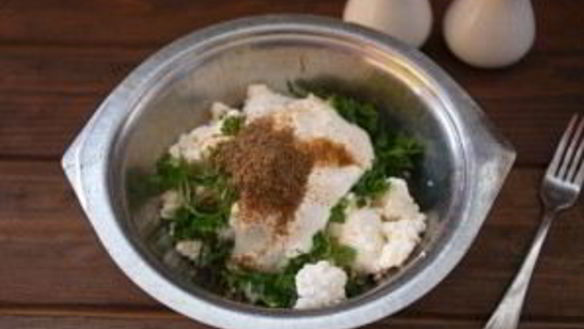 ШАГ 3. творог с зеленью и огурцом