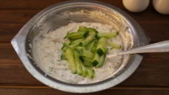 ШАГ 4. творог с зеленью и огурцом