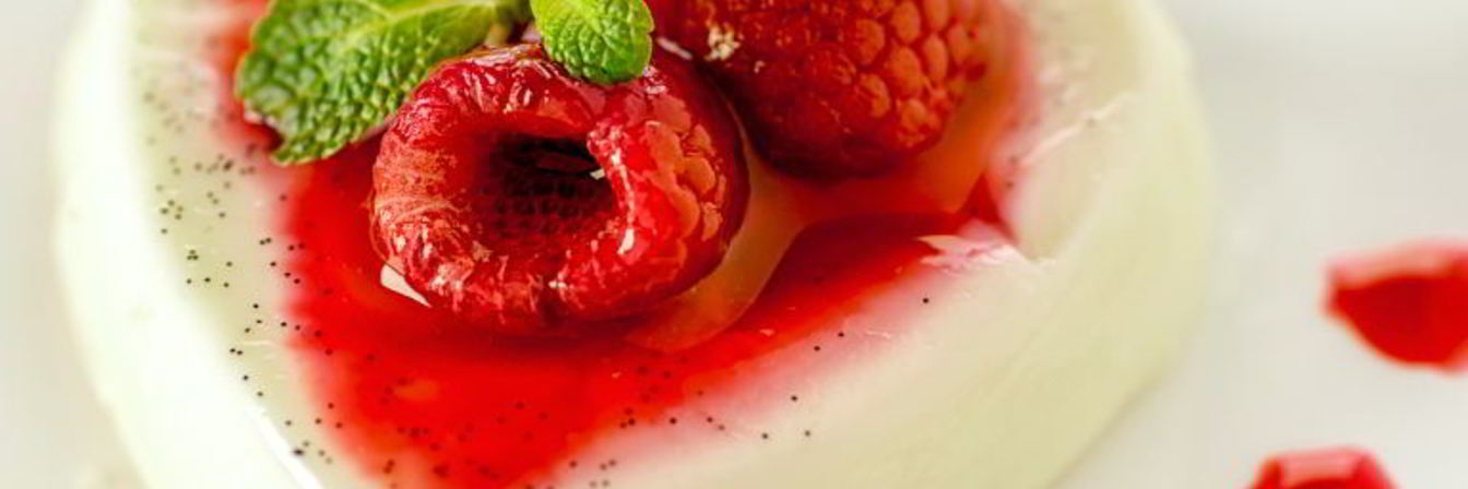 Ванильная панна-котта с малиновым соусом