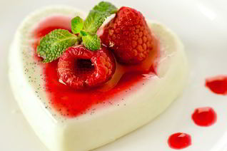 Ванильная панна-котта с малиновым соусом