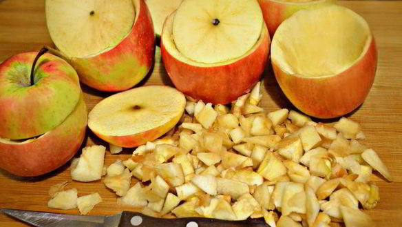 ШАГ 2. яблоки, фаршированные карамелизированной сливой