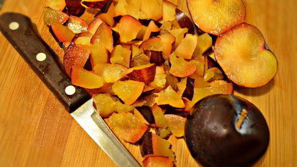 ШАГ 3. яблоки, фаршированные карамелизированной сливой