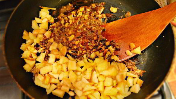 ШАГ 5. яблоки, фаршированные карамелизированной сливой