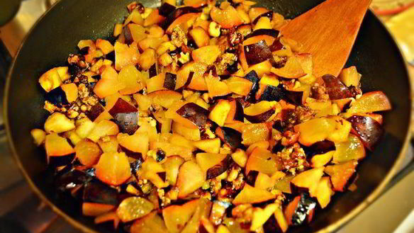 ШАГ 6. яблоки, фаршированные карамелизированной сливой