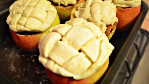 ШАГ 9. яблоки, фаршированные карамелизированной сливой