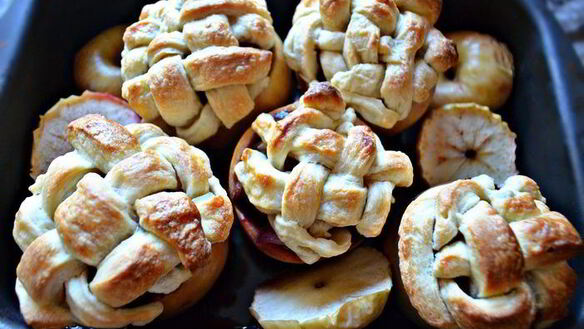 ШАГ 10. яблоки, фаршированные карамелизированной сливой