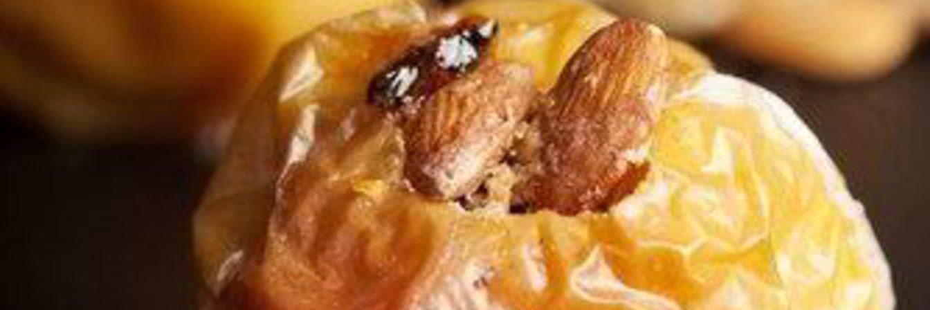 Яблоки, запеченные с рисом, фруктами и орехами