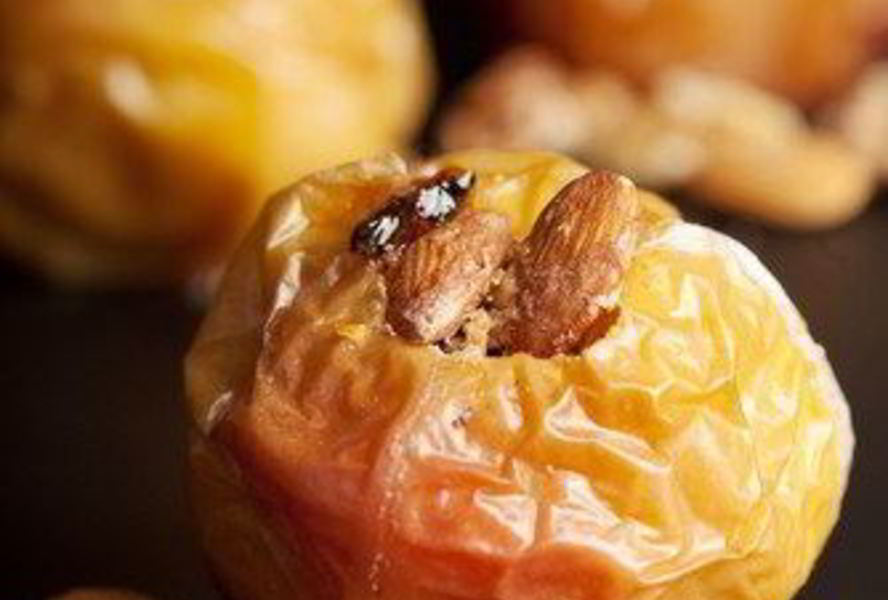 Яблоки, запеченные с рисом, фруктами и орехами