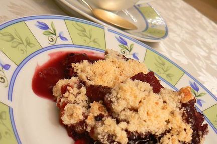 Ягодный крамбль с грецким орехом