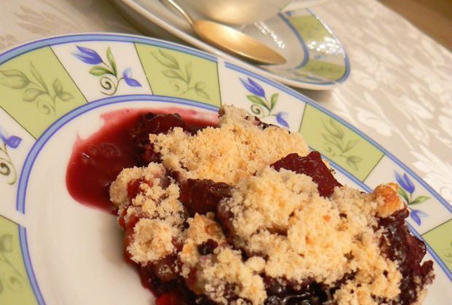 Ягодный крамбль с грецким орехом