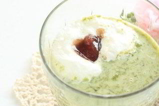 Яичный десерт с зеленым чаем и бренди