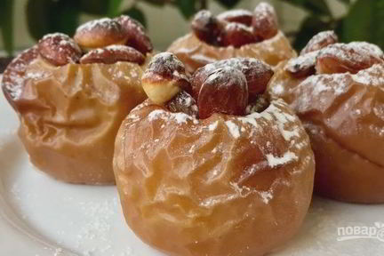 Запеченные яблоки с орехами и изюмом