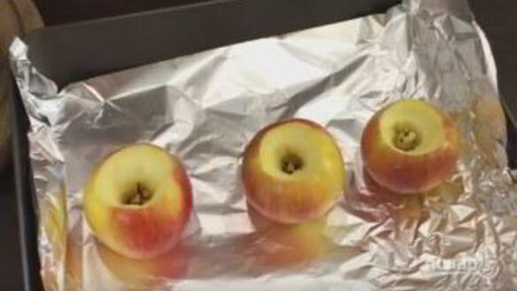 ШАГ 2. запеченные яблоки с орехами и изюмом