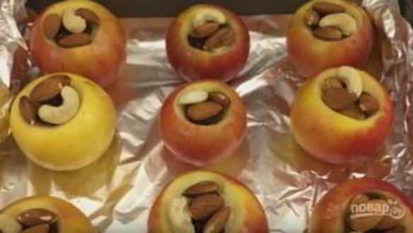 ШАГ 5. запеченные яблоки с орехами и изюмом
