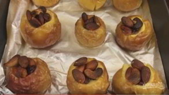 ШАГ 6. запеченные яблоки с орехами и изюмом