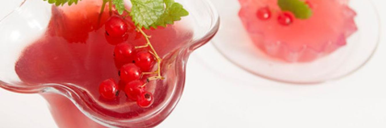 Желе из красной смородины с листьями мелиссы