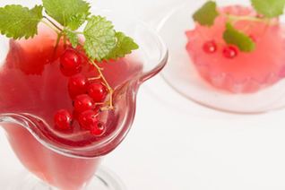 Желе из красной смородины с листьями мелиссы