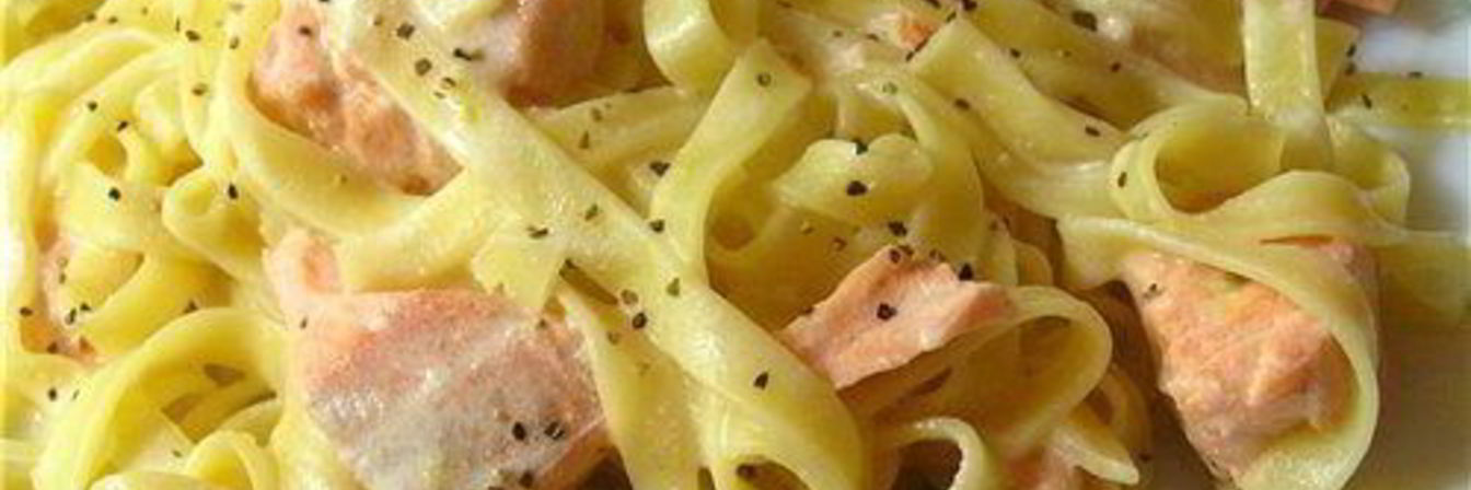 Домашняя лапша с лососевым соусом